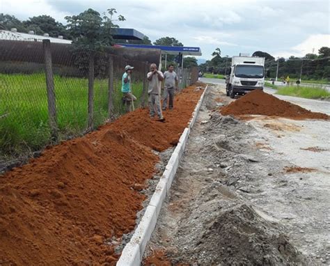 Prefeitura de Pinda assenta guias e revitaliza sinalização de trânsito