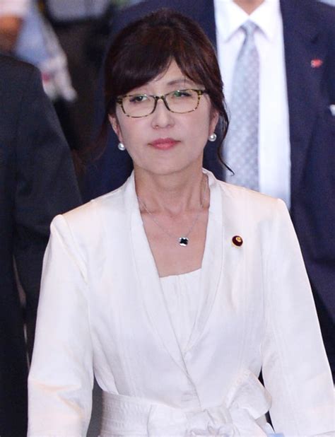 再改造内閣：稲田防衛相、保守派論客も言動は抑え気味 毎日新聞