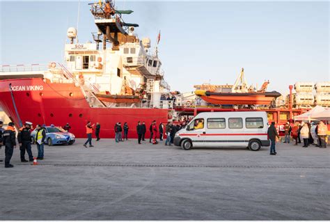 Nave Ong Ocean Viking In Porto Di Carrara Con Migranti Tiscali Notizie