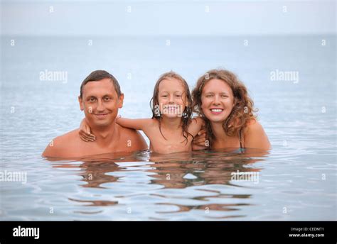 Glückliche Familie mit Maedchen Baden im Meer Stockfotografie Alamy