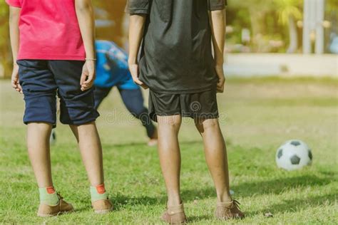 Os Meninos Asi Ticos Praticam Retroceder A Bola Para Marcar Objetivos