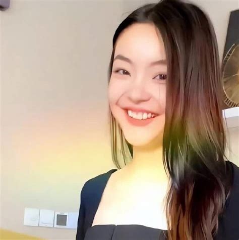 Hot girl tung ảnh nhạy cảm khiến danh tiếng của Trần Phi Vũ chạm đáy Báo Dân trí