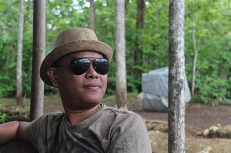 Premium Photo Portrait Of Man Wearing Sunglasses In Forest