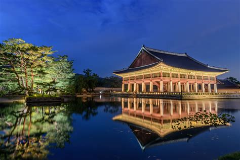 Istana Gyeongbokgung Pada Malam Hari Di Korea Selatan Dengan Nama