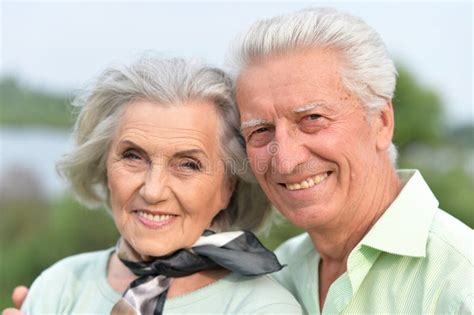 Hermosa Pareja De Ancianos Posando Y Abrazando En El Parque Imagen De