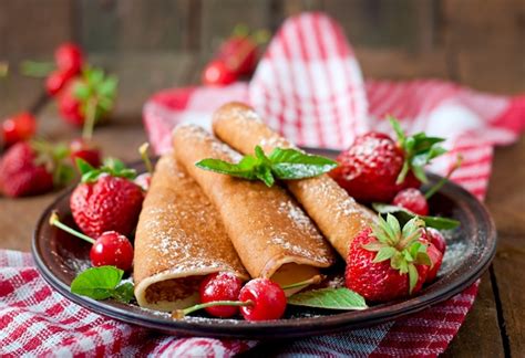 Pannenkoeken Met Bessen En Stroop In Een Rustieke Stijl Gratis Foto