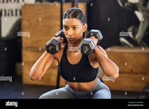 Fitness Squat Ou Femme Avec Halt Res Entra Nement Exercice Ou