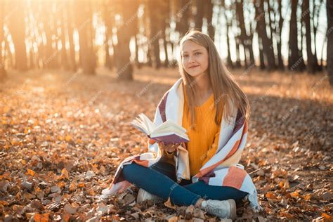 Adolescente Faisant Son Passe Temps Préféré En Lisant Un Livre Dans Un