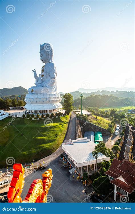 Estatua De Guan Yin En El Templo De Hyuaplakang Foto De Archivo