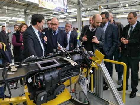 Lambassadeur de France en Algérie visite lusine Renault dOran