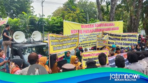 Pedagang Pasar Larangan Sidoarjo Geruduk Gedung Dprd Buntut Rencana