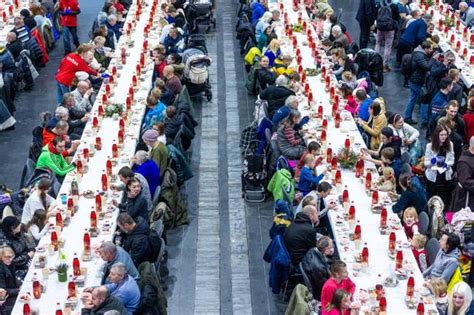 Święta 210 wolontariuszy z 11 szkół szykuje wspólny posiłek dla 1200