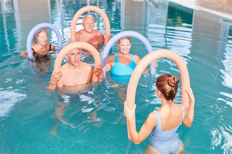 Corso Di Ginnastica Dell Acqua Per Gli Anziani Immagine Stock