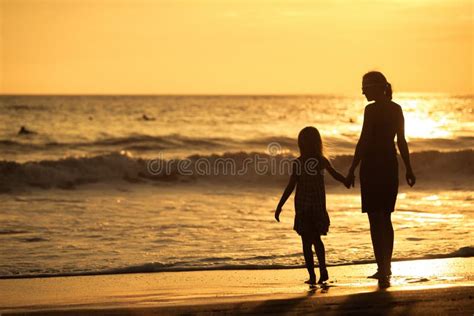 M E E Filha Que Jogam Na Praia No Tempo Do Por Do Sol Foto De Stock