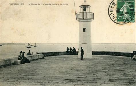 Cherbourg En Cotentin Le Phare De La Grande Jet E Et La Rade Femmes Au