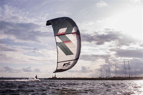 Kitesurfing Kite – Buying Guide | The SUP Company | Blog