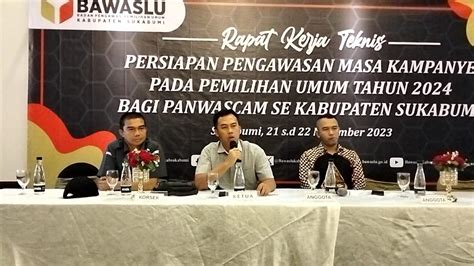 Bawaslu Kabupaten Sukabumi Berikan Pengetahuan Bagi Panwascam Se