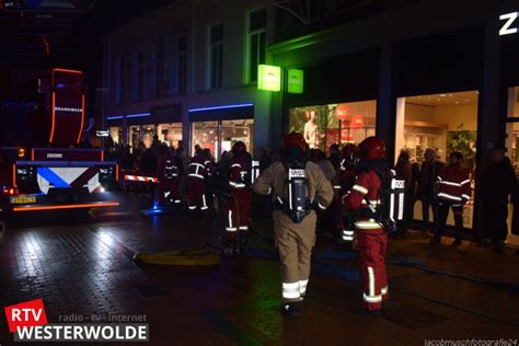 Brandweer Biedt Met Spectaculaire Oefening Een Kijkje Achter De