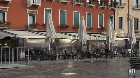 Cronaca Meteo Venezia Giornata Di Acqua Alta Mose In Azione Soffia