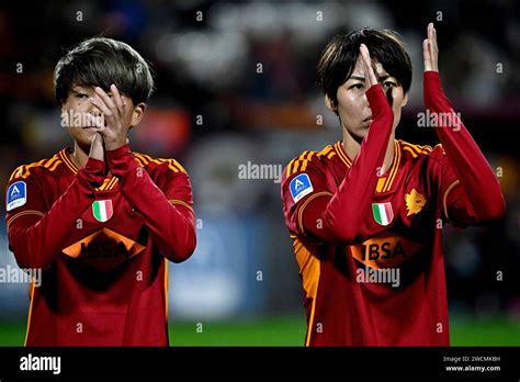 Moeka Minami Y Saki Kumagai De As Roma Durante El Partido De F Tbol