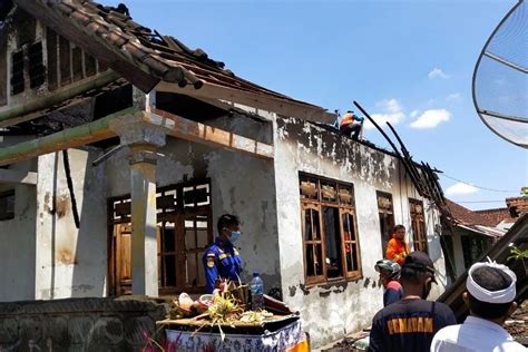 Pemilik Sedang Tidur Rumah Kebakaran Sebabkan Kerugian Ratusan Juta