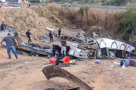 Autobús cae a barranco en carretera Jala Compostela y deja al menos 14