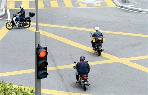 Di Malaysia Penerobos Lampu Merah Bisa Kena 6 Bulan Kurungan