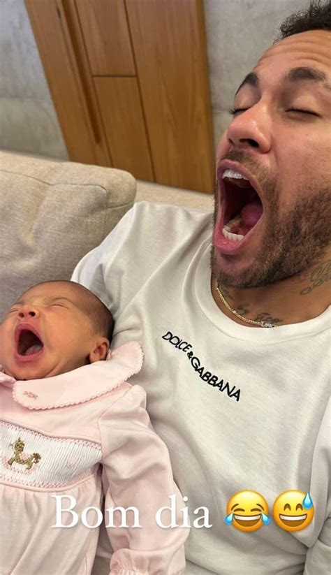 Neymar Jr imita Mavie bocejando ao acordar a bebê Celebridades