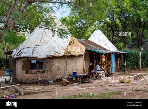 African Mud Hut Hi Res Stock Photography And Images Alamy