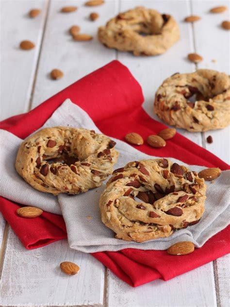 Taralli Napoletani Sugna E Pepe Ricetta Tradizionale Con Mandorle