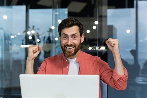 Primer Plano De Un Hombre De Negocios Exitoso Que Celebra La Victoria Y