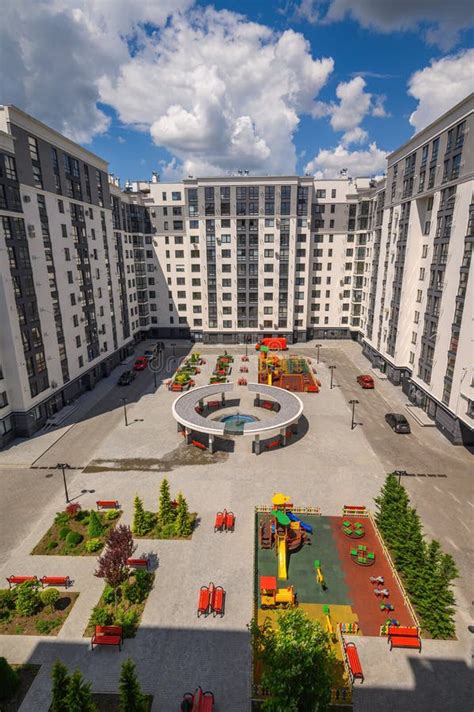 Edifício De Apartamentos Típico E Novo Em Chisinau Moldova Imagem de