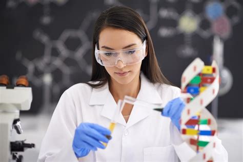 Avanço na genética melhorando a vida foto de uma cientista feminina