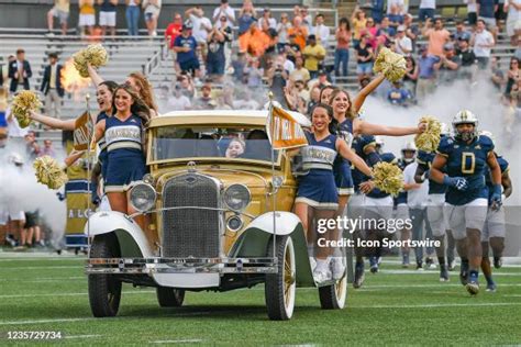 Georgia Tech Yellow Jackets Cheerleaders Photos And Premium High Res