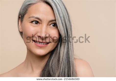 Schöne nackte unreife Frau mittleren Alters Stockfoto 2156686583