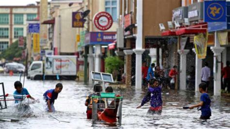 Thousands Flee Malaysia Floods