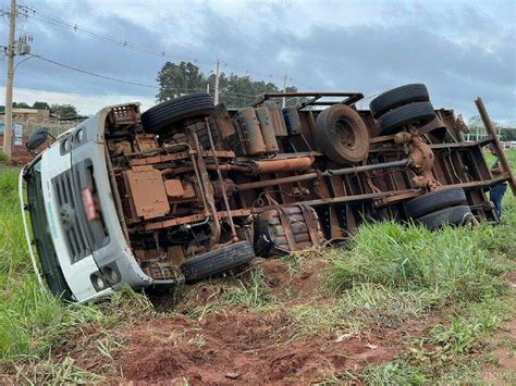 Em aquaplanagem condutor perde controle e tomba caminhão carregado de