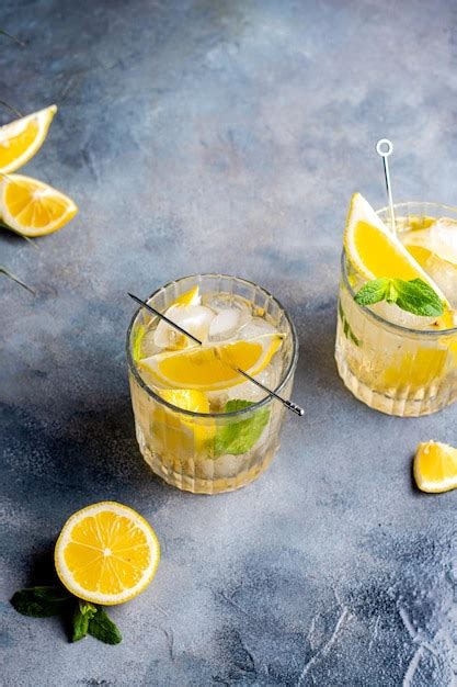 Limonada De C Tricos Con Menta Y Lim N En El Vaso Con Cubitos De Hielo