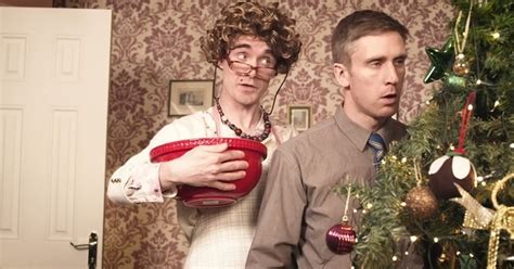 Наряжаем ёлку с мамой | Пикабу