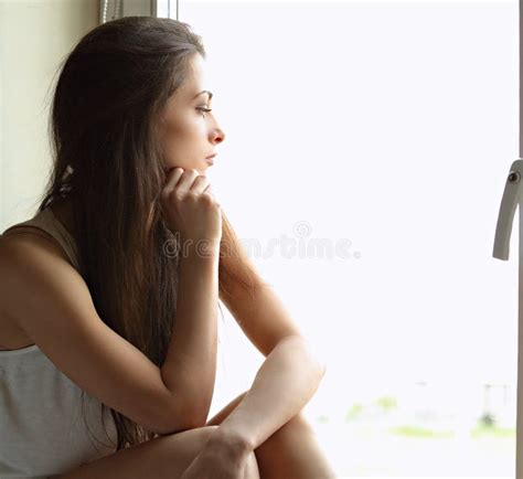 Belle Femme Seule Triste Dans La Vue De Profil Pensant Environ Et Le Lo