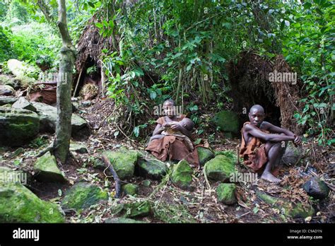 Menschen In Mukuno Dorf Traditionelle Batwa Indigener Stamm Aus Den