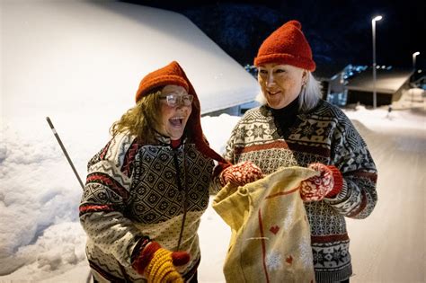 Mosjøen Vefsn Nissene Fra Sjøgata Var Ute For å Dele Ut