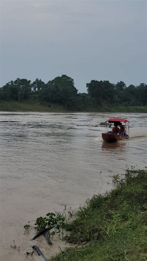 Corpo de pai e filha que morreram afogados após canoa afundar são