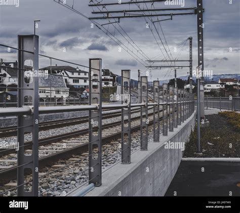 Zug Im Bahnhof Von Bergen Fotos Und Bildmaterial In Hoher Aufl Sung