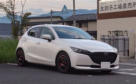 Mazda2の2021年6月商品改良・フルホイールキャップ・ソウルレッドに関するカスタム事例｜車のカスタム情報はcartune