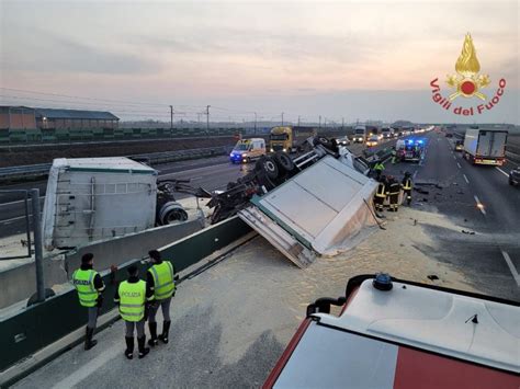 A4 CASELLI DI NOVARA OVEST E VICOLUNGO Autotreno Si Ribalta Il