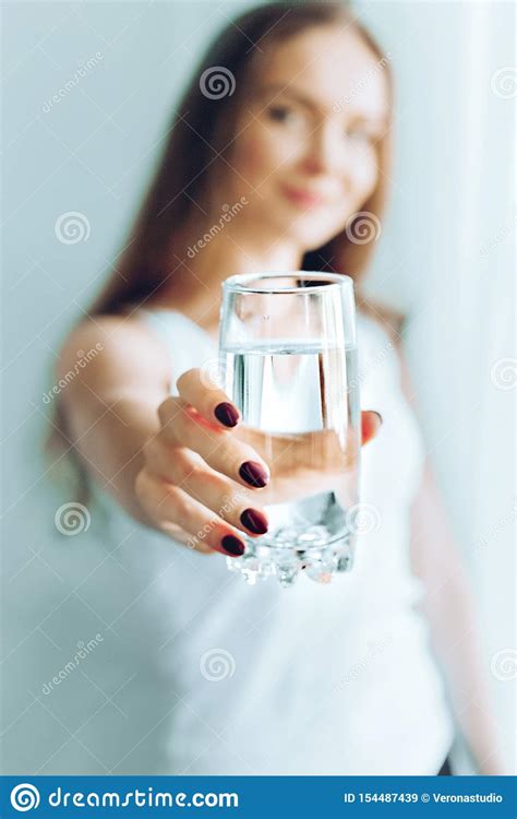 Agua Potable Hermosa Feliz De La Mujer Joven Modelo Femenino Cauc Sico