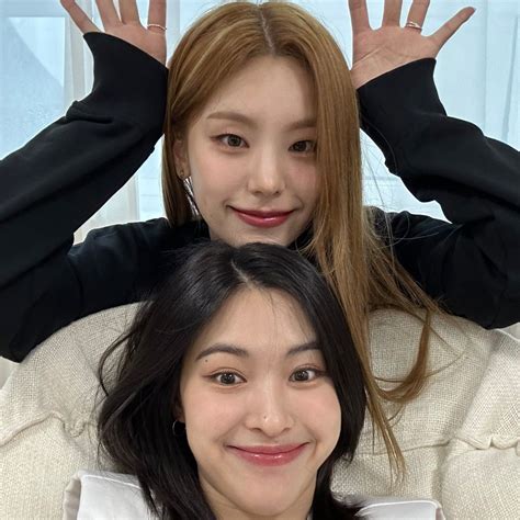 Yeji And Ryujin Знаменитости Заплаканное лицо Кей поп