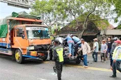 Kecelakaan Beruntun Truk Fuso Hantam Mobil Dan Tronton Di Lamongan