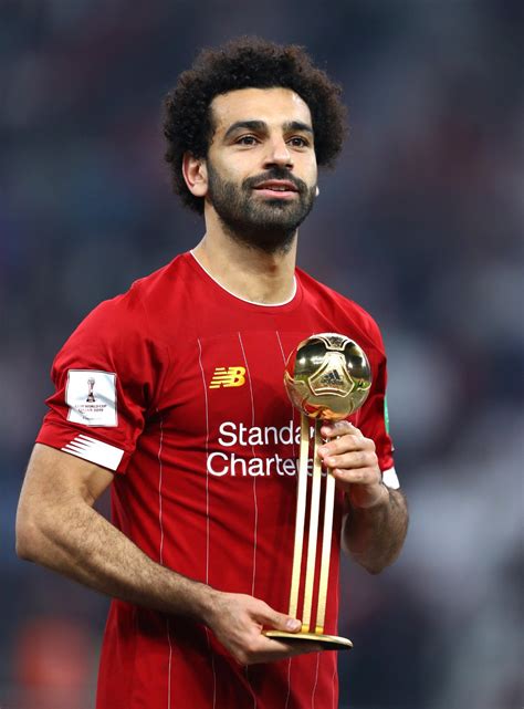 شاهد محمد صلاح فى جلسة تصوير حاملا كأس العالم للأندية اليوم السابع